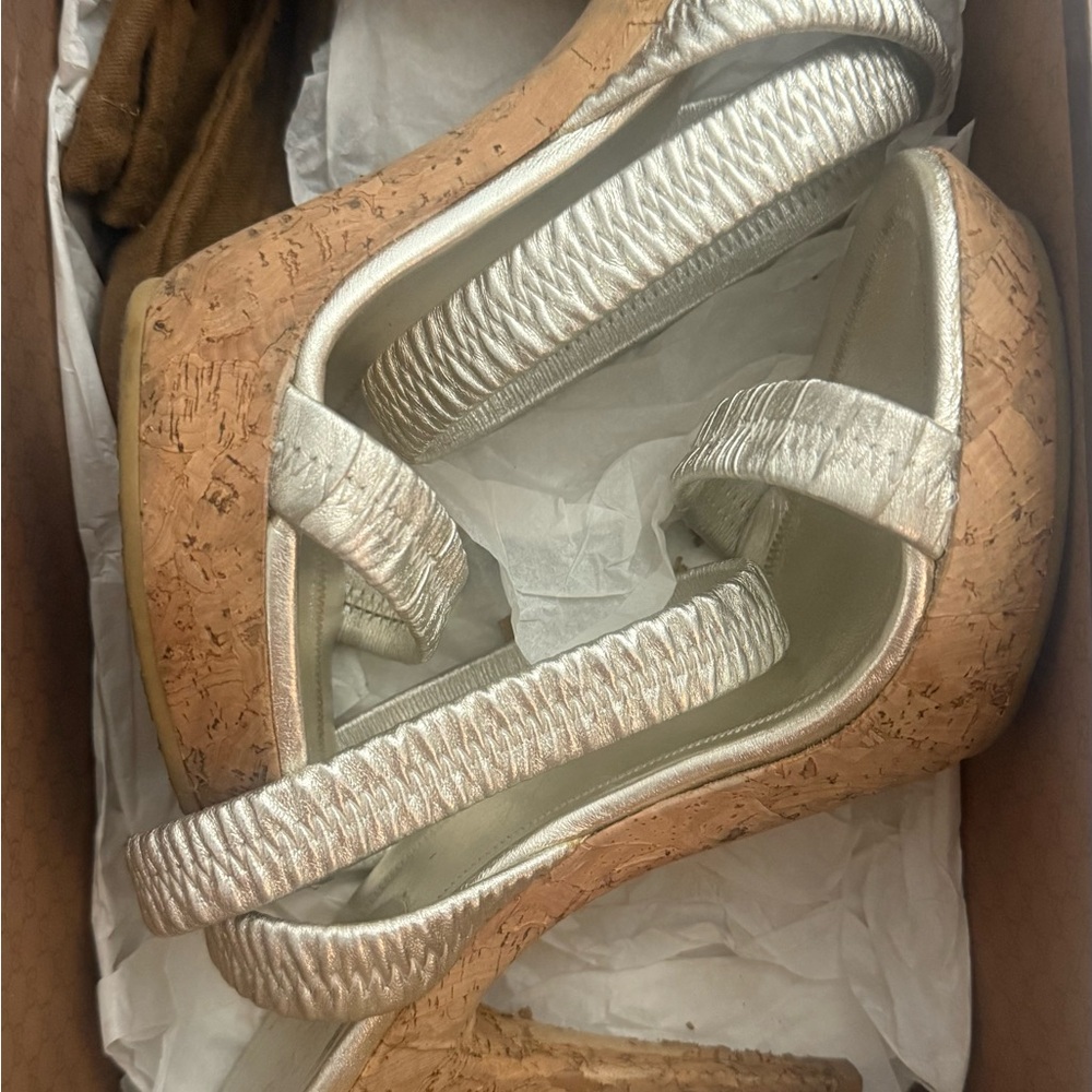 Gucci Brown Box with Gold Logo. They’re like new but cork got ruined in the box - Picture 3 of 16